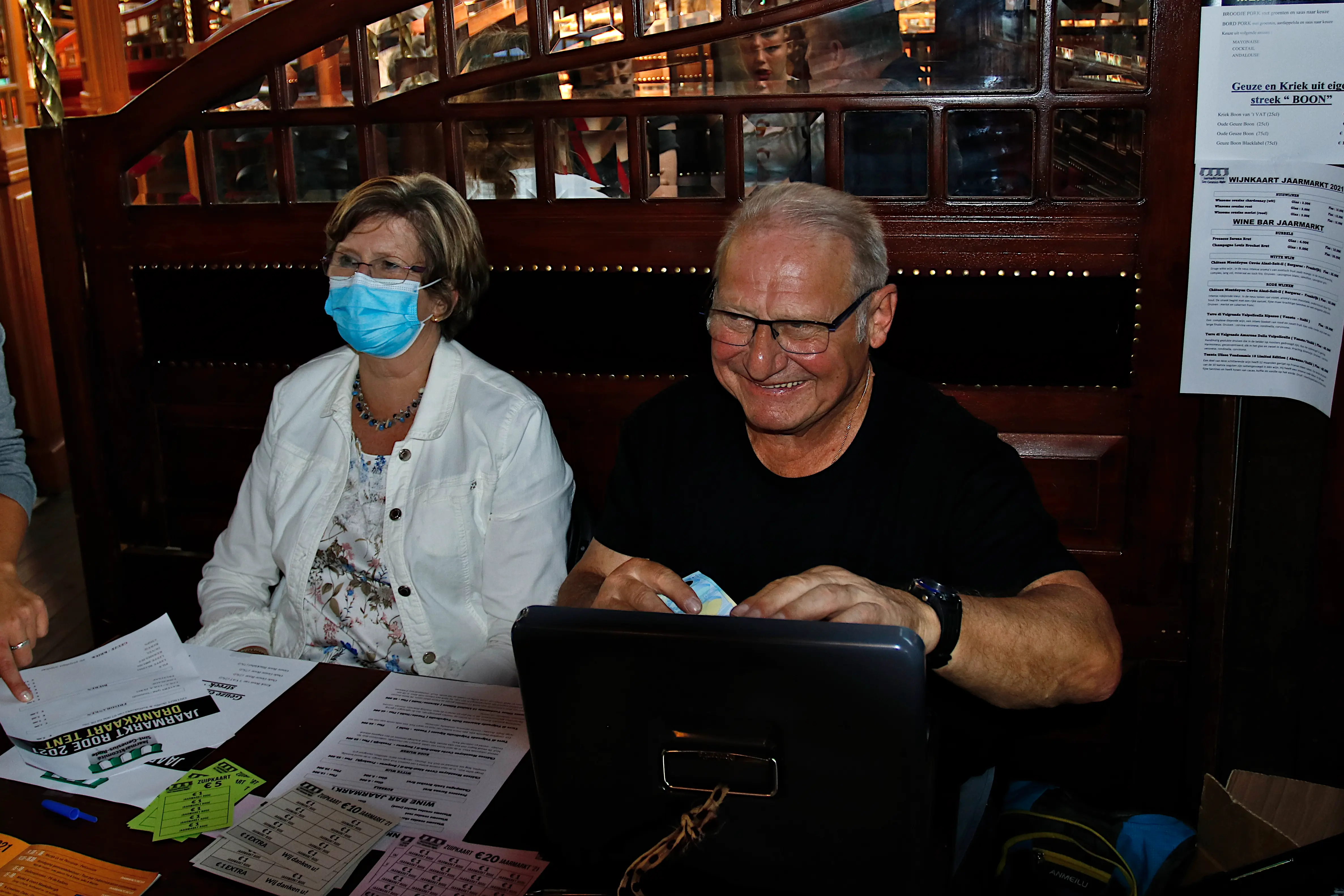 mensen drankkaarten aan het verkopen